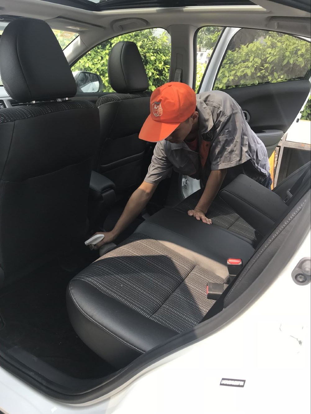 車內桌椅腳墊全方位噴涂治理 車內桌椅腳墊全方位噴涂治理