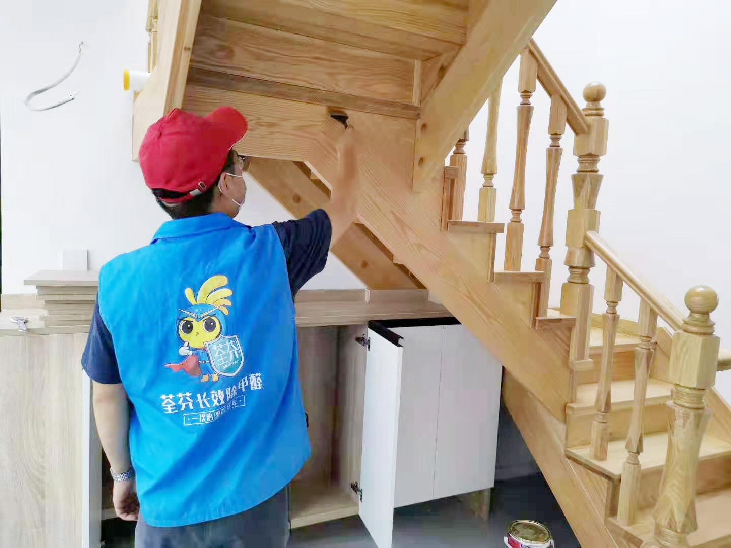 木質(zhì)樓梯接縫處刷子精細化施工 木質(zhì)樓梯接縫處刷子精細化施工